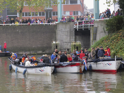 906669 Afbeelding van enkele bootjes met kijkers op de Stadsbuitengracht en het publiek op de Vaartscherijnbrug te ...